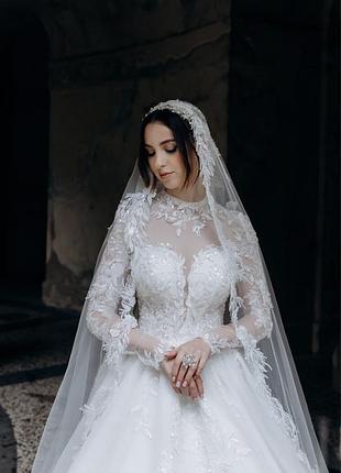Ніжна блискуча весільна сукня з довгим рукавом, неймовірним мереживом  кольору айворі. продається разом з фатою