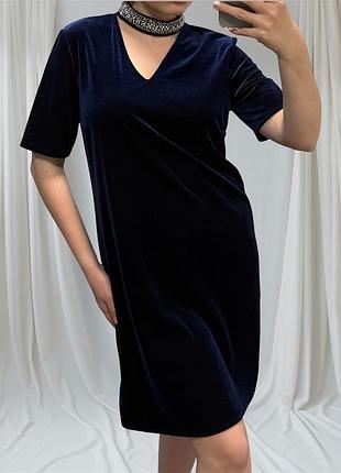 Коротка вечірня велюрова темно-синя сукня з пришитим чокером sisters point
