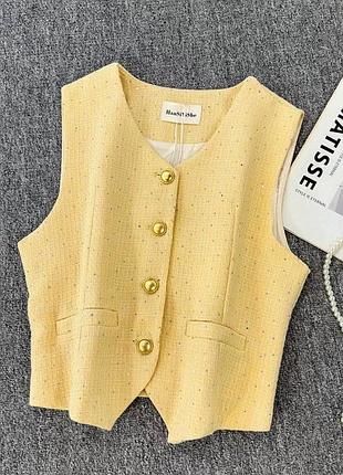 Яскрава лимонна жилетка