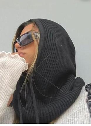 Стильная черная вязаная шапка капор.