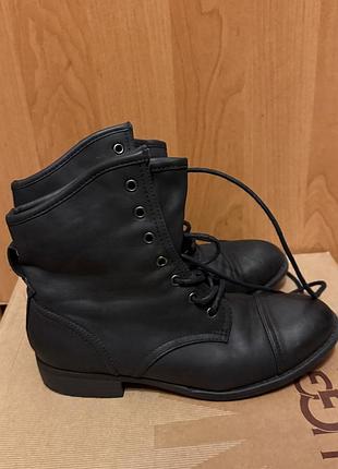 Чорні шкіряні ботинки