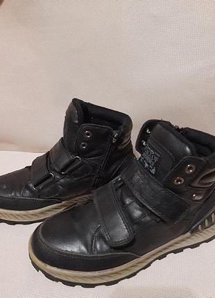 Ботинки для мальчика б/в, пищевую осень, на флисе. р.33 черные, застежка молния и липучка.