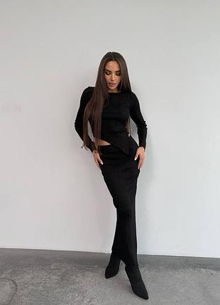 Трикотажный костюм в евро-рубчик с ассеметричным лонгсливом с длинной юбкой с разрезом