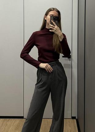 Водолазка у трендовому кольорі бургунді.