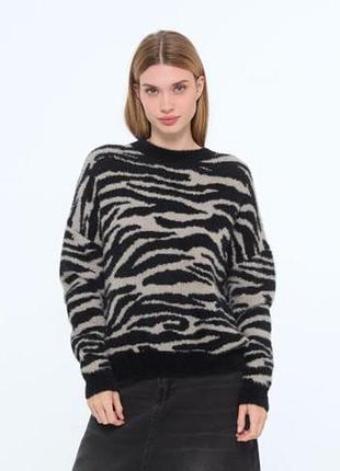 Свитер теплый в анималистичный принт