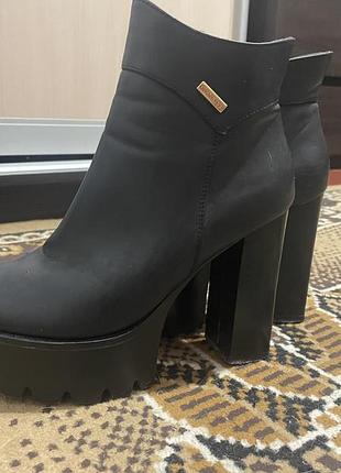 Ботильйони, на високій підошві та каблуку