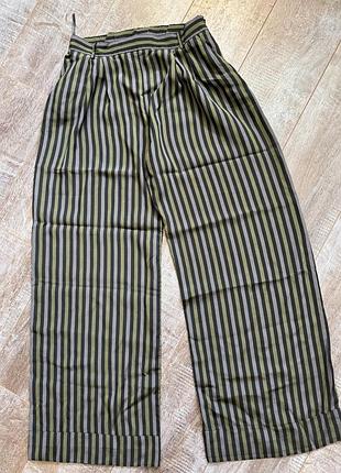 Широкі штани з складками, брюки з підворотами