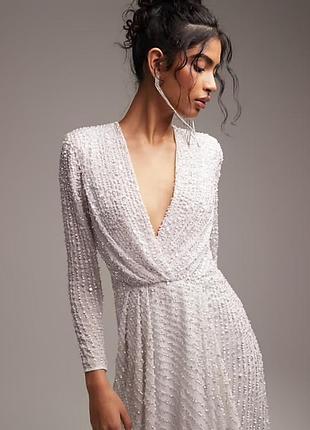 Свадебное платье декорировано пайетками