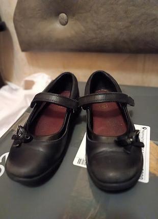 Туфли школьные черные clarks 29р