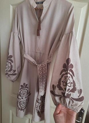 Платье с вышитым поясом и вышитым подолом