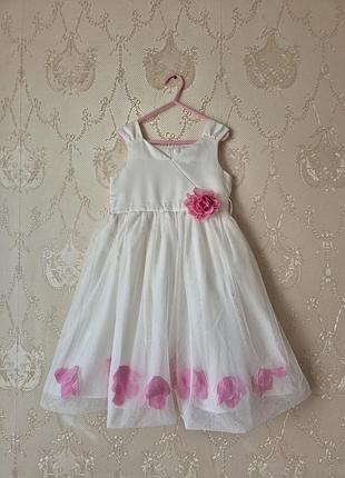 Біла пишна сукня