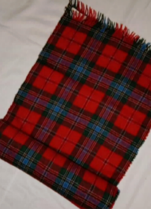 Красный шарф в клетку из шерсти. шотландия.
