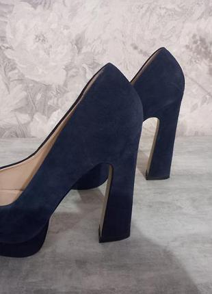 Замшевые туфли на каблуке