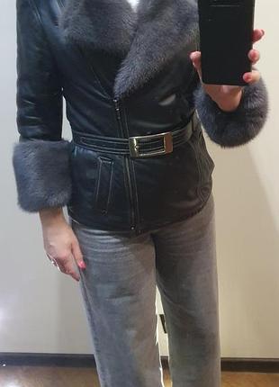 Осенняя кожаная куртка на синтепоне с норкой и поясом, размер 10