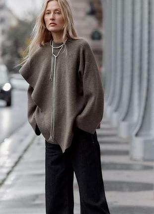 Коротке трикотажне пальто з шарфом