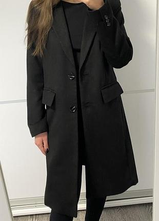 Чорне пальто