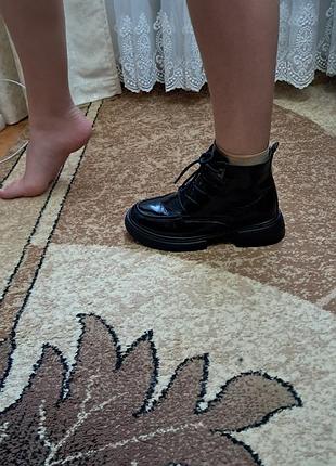 Черевики жіночі на шнурку
збоку блискавка
лаковані.37 розмір 800грн