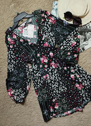 Красивое короткое платье с рюшами и объемными рукавами/платье