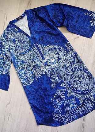 Красивое легкое синее платье прямого свободного кроя с удивительными рисунками на пуговицах