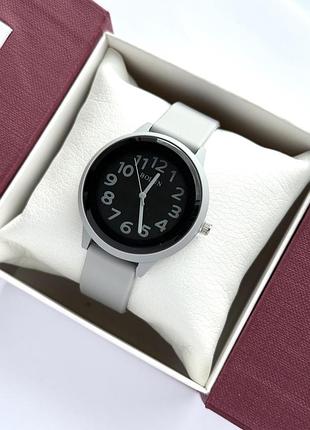 Наручний годинник жіночий на силіконовому ремінці в сірому кольорі