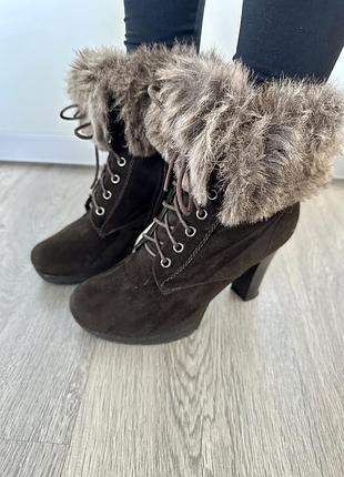 Чоботи жіночі