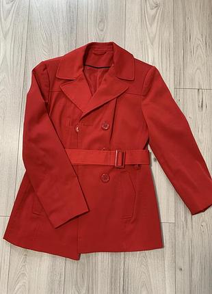 Червоний тренч