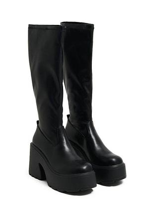 Жіночі високі чоботи на платформі з екошкіри чорного кольору