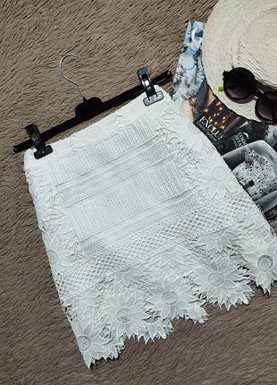 Гарна коротка мереживна спідниця