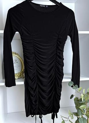Новое платье в обтяжку с рюшами со сборками завязками драпировка boohoo размер м