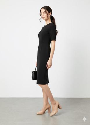 Класичні бежеві туфлі на підборах