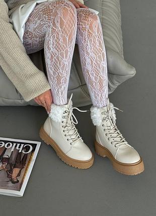 Зимние бежевые ботинки на высокой подошве