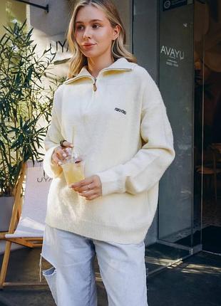 Женский свитер поло с вышивкой