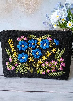 Косметичка ручной работы, джинсовая, вышитая лентами.
