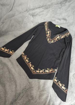 Черная трикотажная кофточка с золотым принтом пейсли широкий рукав
