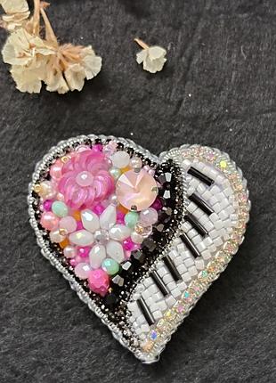 Брошь ручной работы "пианино"