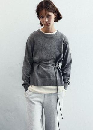 Трикотажный свитер с разрезом и шнуровкой на спине