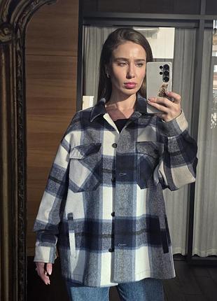 Тепла стильна кофта рубашка zara в клітинку синя подовжена на металевим гудзиках