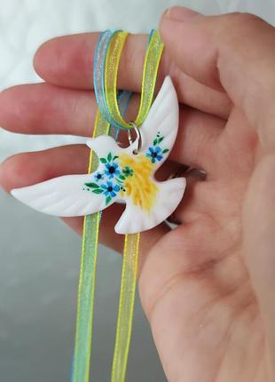 Підвіска пташка горлиця, чокер на шию з пташкою, символічна прикраса "вільна", жовто-блакитна пташечка