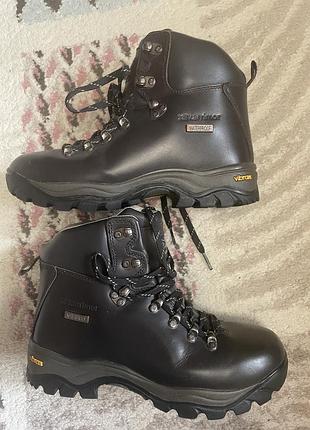 Трекінгові черевики