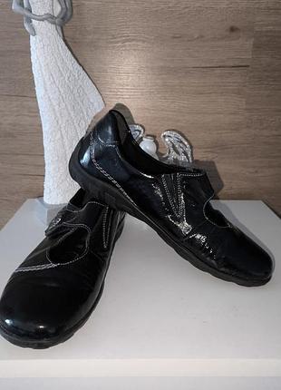 Нові шкіряні сучасні туфлі