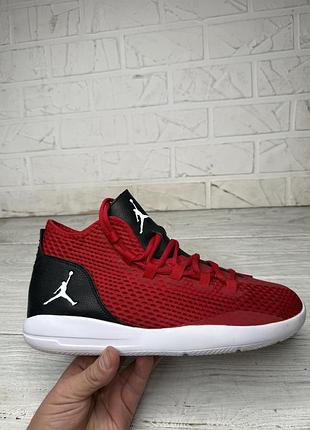 Яркие легкие кроссовки jordan reveal gym red