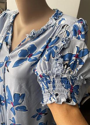 Блакитна блуза в квіти