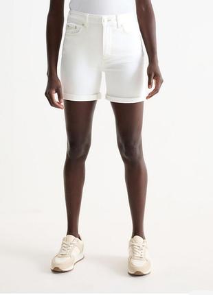 Джинсовые белые шорты удлиненные женские