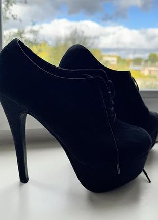 Туфлі замшеві на платформі.