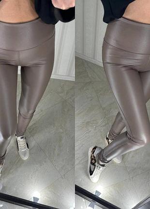 Кожаные утепленные мехом лосины на средней талии с карманами сзади