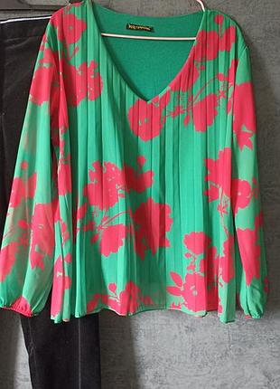 Яркая блузка в цветы