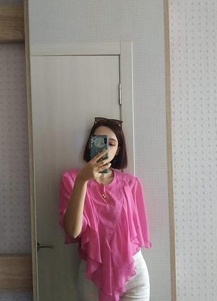 Яскрава рожева футболка з воланами
