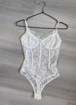 Ніжне біле мереживне боді , розмір 34 (xs). стан дуже хороший. підійде як для повсякденного образу, так і для особливих випадків