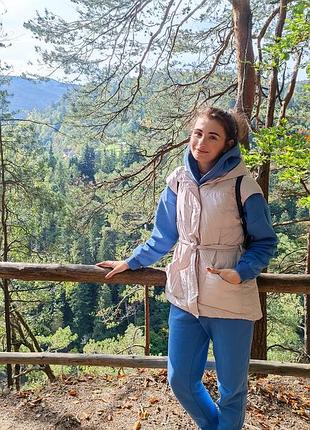 Жилет с капюшоном и поясом