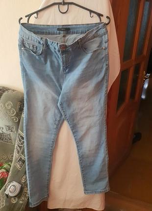 Джинсы женские укороченные свет голубые в идеальном состоянии,90см длина, 44см по поясу( еще тянутся), полуобъем бедра 30см( красиво растягиваются )